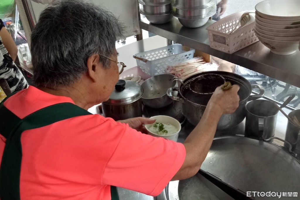 ▲台中沈阿嬤原本賣紅豆餅，遭檢舉違規擺攤後，搬回租屋處接麵攤賣麵和水餃，照顧生病的兒子。（圖／「光線」授權提供）