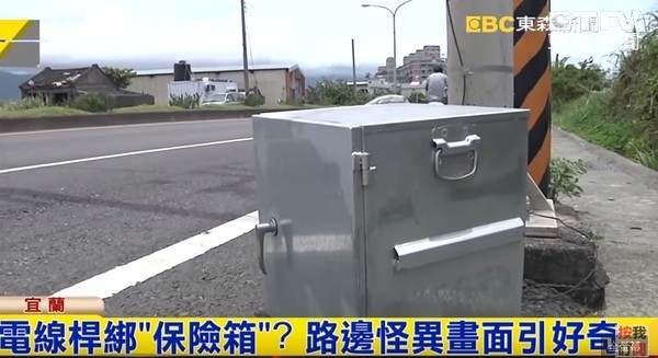 ▲宜蘭壯圍海濱公路上的電線桿旁，綁著一個鐵箱子。（圖／東森新聞）