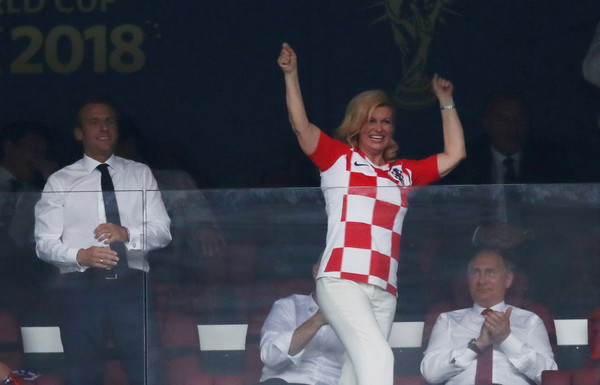 ▲克羅埃西亞女總統為球隊歡呼。（圖／路透）