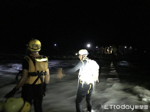 因山區下雨水流湍急，救援人員以架設繩索方式將受困遊客陸續帶回。（圖／台東縣消防局提供）