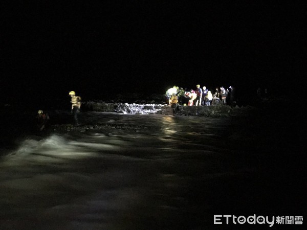 因山區下雨水流湍急，救援人員以架設繩索方式將受困遊客陸續帶回。（圖／台東縣消防局提供）