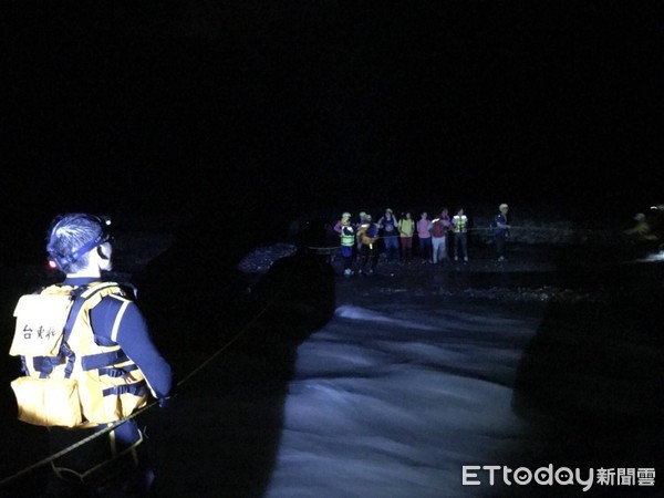 因山區下雨水流湍急，救援人員以架設繩索方式將受困遊客陸續帶回。（圖／台東縣消防局提供）