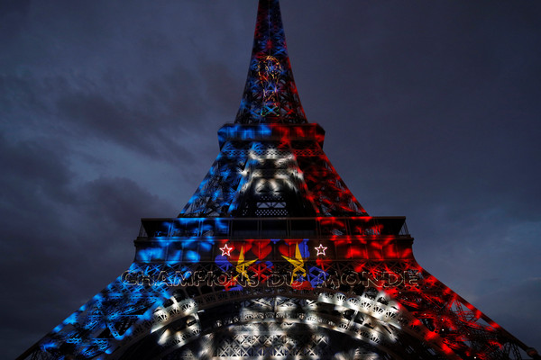 ▲▼巴黎鐵塔被裝飾得相當漂亮。（圖／路透）