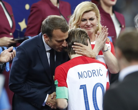 ▲▼ 法國總統馬克宏（Emmanuel Macron）擁抱克國球星莫德里奇（Luka Modrić）。（圖／達志影像／美聯社）