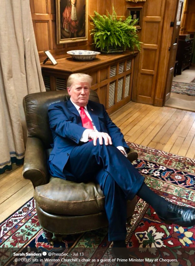 ▲▼川普坐在邱吉爾坐過的椅子上。（圖／翻攝自Sarah Sanders推特）