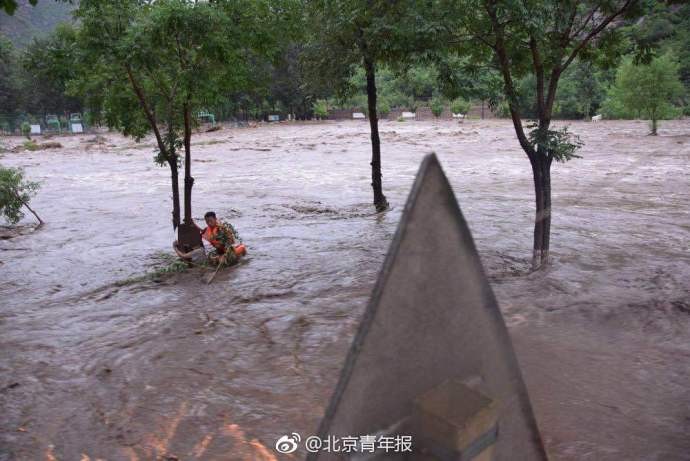 ▲▼北京男困垃圾桶看「馬路變河流」　密雲遇20年來最大洪水。（圖／翻攝自北京青年報）