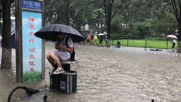 ▲▼北京男困垃圾桶看「馬路變河流」　密雲遇20年來最大洪水。（圖／翻攝自北京青年報）