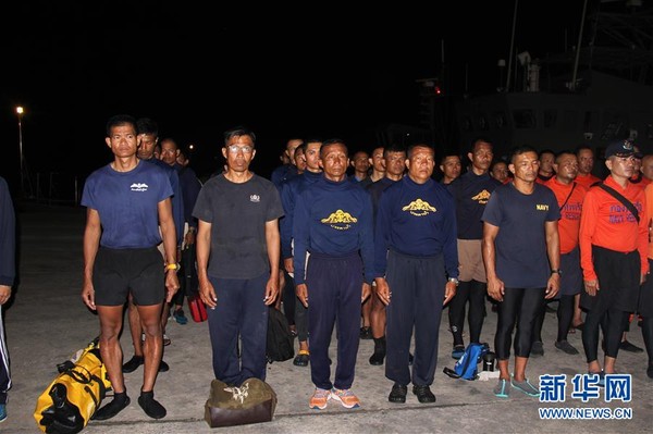 ▲泰國海軍搜救人員參加普吉船難遇難者遺體迎接儀式。（圖／翻攝自新華網）