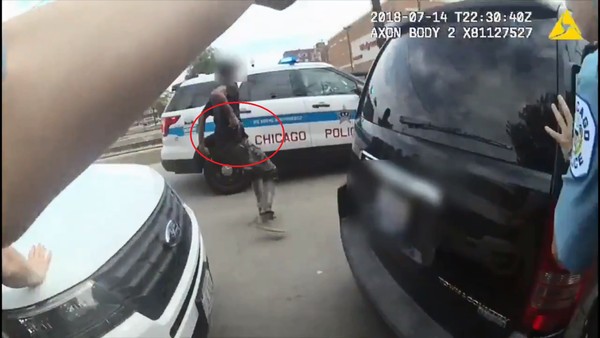 ▲▼美國芝加哥警方公布的影片顯示，奧格斯特斯（Harith Augustus）從腰間拿出槍枝。（圖／翻攝自芝加哥警察Anthony Guglielmi的推特影片）