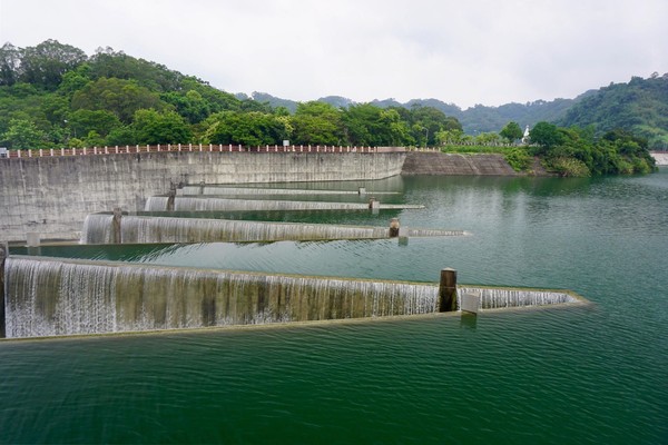 ▲鯉魚潭水庫形如半面星型的「鋸齒狀堰洪道」。（圖／網友King  Shie提供，請勿隨意翻拍，以免侵權）