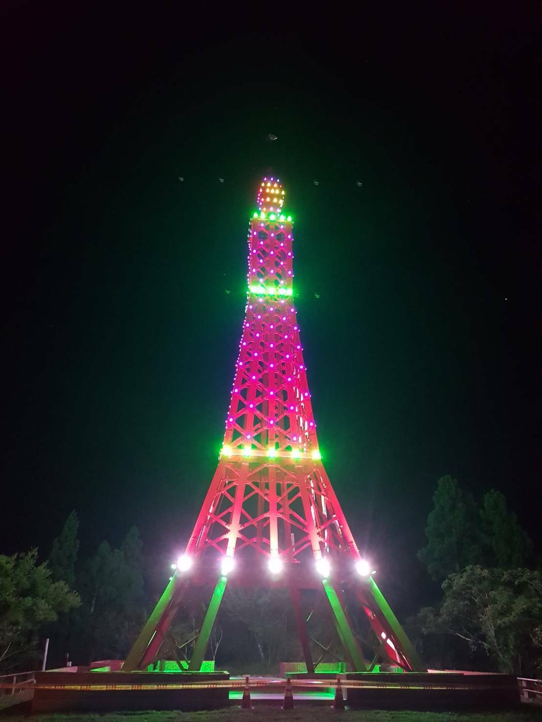 ▲巴陵鐵塔14日已完工試燈。（圖／復興區公所提供）