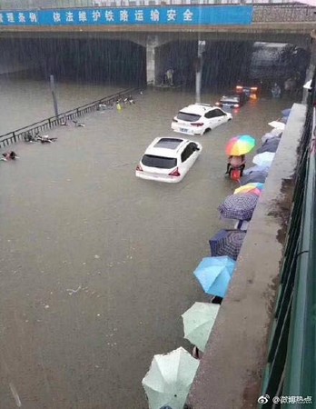▲北京暴雨，多處地區淹大水。（圖／翻攝自微博）