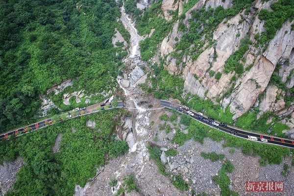 ▲北京密雲四合堂地區16日受暴雨襲擊，村內道路被泥水淹沒，19名受困遊客目前已全部獲救。（圖／翻攝自新京報）