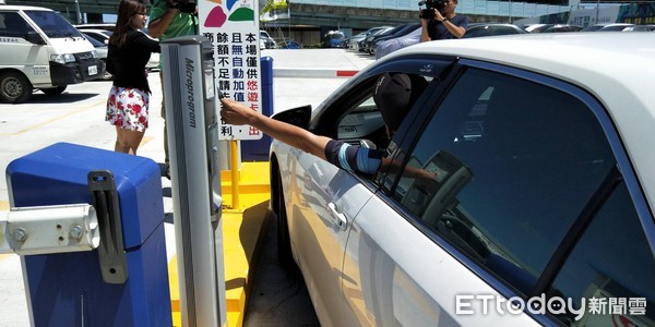 ▲▼男子停車場停霸王車，半年後才被發現。（圖／記者陳雕文攝）