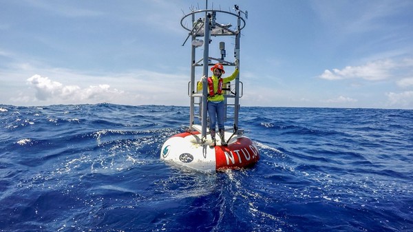 ▲海洋浮標系統可觀測海洋表面的氣象以及上層海洋的各種物理、化學、生物性質，並利用衛星通訊即時的將資料回傳至控制中心。（圖／台大海研所提供）