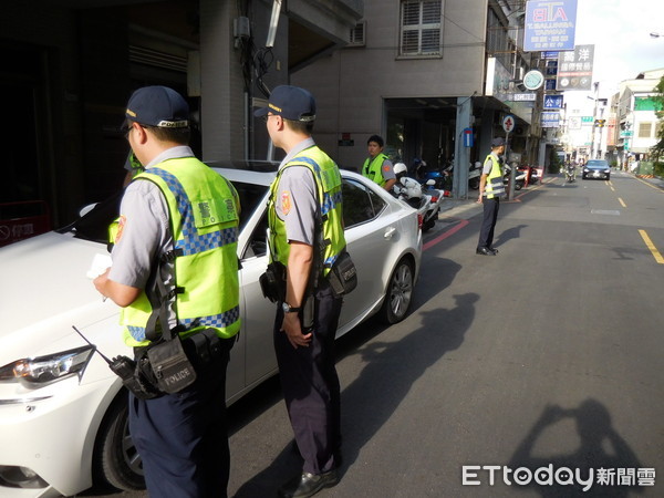 ▲台南市警二分局加強執行交通整理及清除道路障礙勸導、取締工作，以確保用路人行的安全。（圖／警方提供）