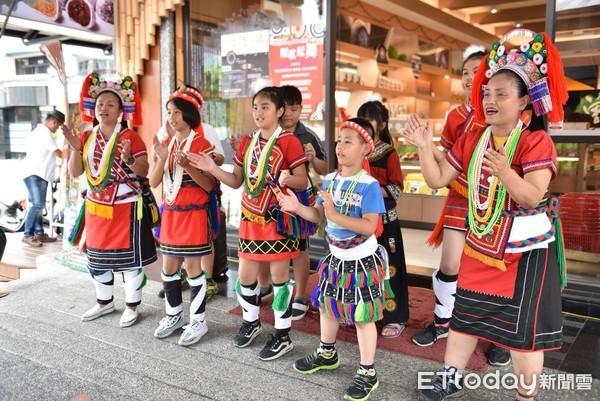 花蓮市慶祝原住民族日，舉辦 「Mapolong kita一起原歌起舞」活動記者會，政商界貴賓及各部落頭目都到場共襄盛舉。（圖／花蓮市公所提供）