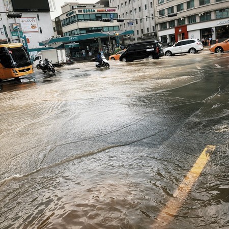 ▲▼ 南韓首爾忠武路站附近疑似天氣過熱水管爆裂，馬路淹大水。（圖／翻攝自Twitter @zomureki）
