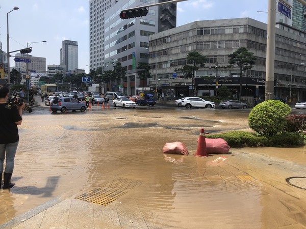 ▲▼ 南韓首爾忠武路站附近疑似天氣過熱水管爆裂，馬路淹大水。（圖／翻攝自Twitter @leoleo_yumyum）