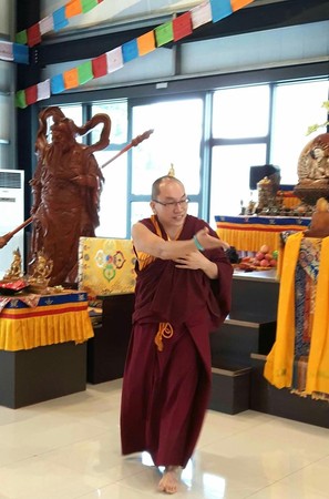 藏傳佛教的曲吉囊覺上師，涉嫌性騷擾男信徒。（翻攝臉書）