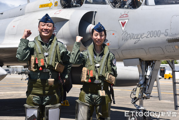 ▼蔣青樺是全台首位幻象M2000-5型女性飛行員，帶飛教官吳邦彥大讚她表現出色。（圖／記者李毓康攝）