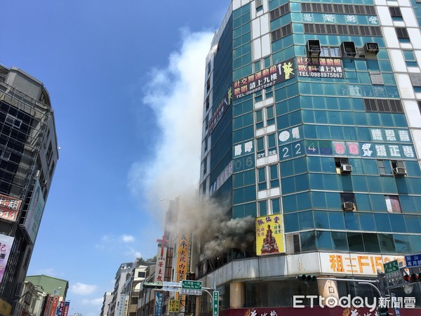 ▲台南市大同路一段、府連路口一棟住商大樓，18日中午發生火警，台南市消防局據報一連出動33部各式消防車及人員近百人前往搶救，並全力疏散大樓住戶及辦公處所人員脫困。（圖／記者林悅攝，同下）