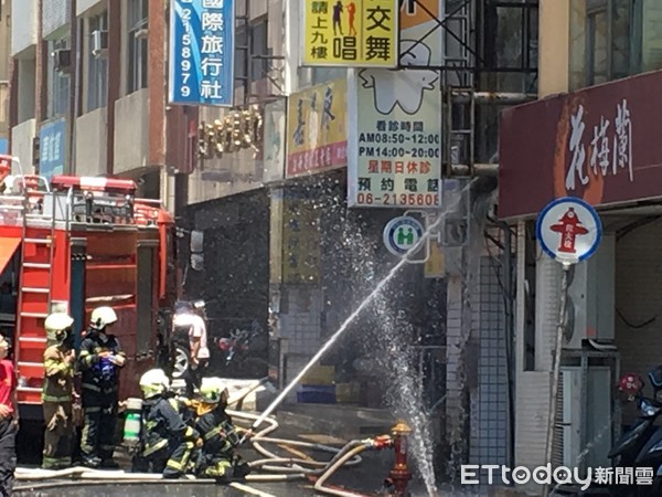 ▲台南市大同路一段、府連路口一棟住商大樓火警，台南市消防局據報一連出動33部各式消防車及人員近百人前往搶救。（圖／記者林悅攝，下同）