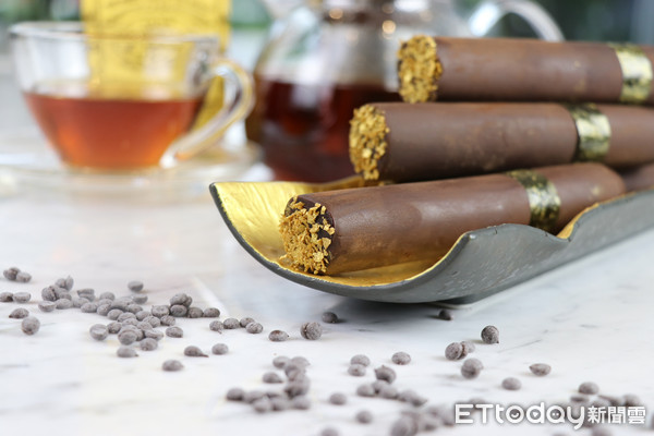 ▲亞昕福朋喜來登嚴選世界之列法國法芙娜Valrhona巧克力製作巧克力雪茄。（圖／飯店提供）