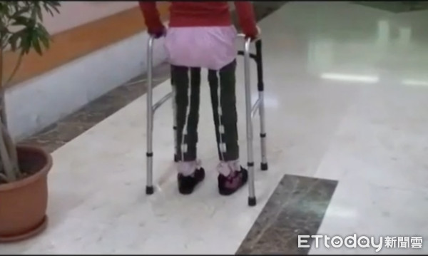 ▲車禍「腰椎脫位」下身癱　這新技術讓她親自「走」上紅毯。（圖／記者嚴云岑攝）