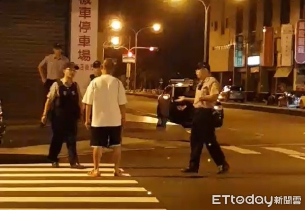 ▲▼一名男子在大街上持警棍，作勢與警衝突。（圖／記者宋德威攝，下同）