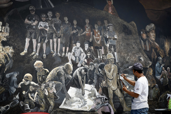 ▲清萊藝術家正在繪製洞穴搜救紀念畫作。（圖／達志影像／美聯社）