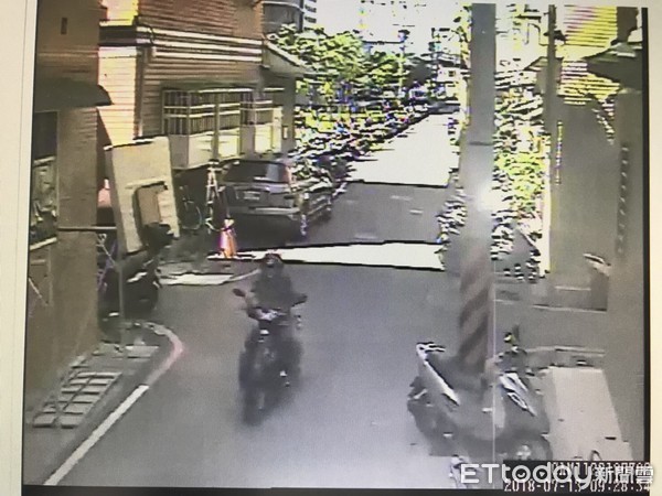 ▲▼慣竊騎贓車被識破還想裝傻，當場被警方喝斥。（圖／記者陳豐德翻攝）