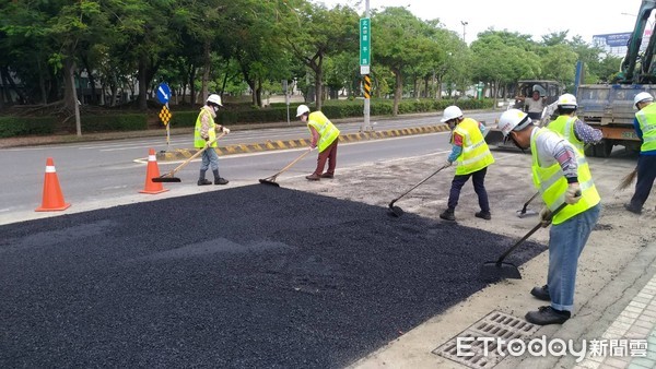 ▲台南市政府是全國唯一擁有2座大型瀝青混凝土廠（AC廠），廠內可自行生產瀝青混凝土粒料，提供路面改善工程及道路坑洞即時修補使用。（圖／市府提供，下同）