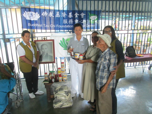 ▲▼委內瑞拉通膨造成物價飆高，人民缺糧食、民生用品，慈濟志工咬緊牙根、赴美打工就是為了在當地發放物資給苦難人。（圖／慈濟基金會提供）