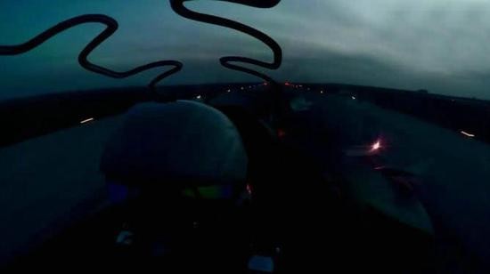中國空軍首度發布殲-20夜間飛行訓練影片，18秒的畫面中可看見該機做出大推力加速轉彎飛行。（圖／翻攝自「空軍發布」官方微博）