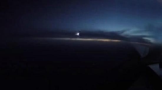中國空軍首度發布殲-20夜間飛行訓練影片，18秒的畫面中可看見該機做出大推力加速轉彎飛行。（圖／翻攝自「空軍發布」官方微博）