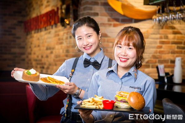 ▲TGI FRIDAYS台茂餐廳的員工領先全亞洲換上簡約、丹寧元素的全新制服，菜色、服務一展新面貌。(圖TGI FRIDAYS提供)
