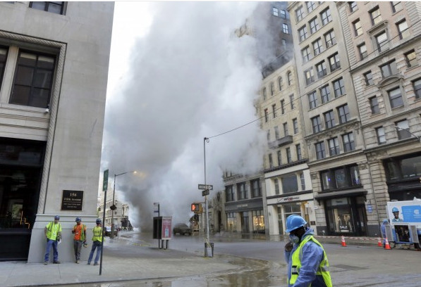 ▲▼ 紐約地下蒸氣管爆炸 當局疏散28棟建築物、5人受傷（圖／達志影像／美聯社）