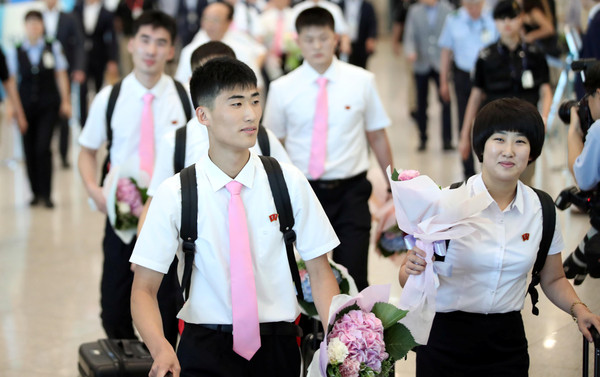 ▲▼ 北韓桌球選手抵達南韓仁川機場。（圖／路透社）