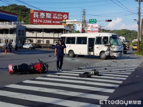 ▲▼三峽紅牌重機與校車小巴相撞，騎士全身骨折不治。（圖／記者林煒傑翻攝）