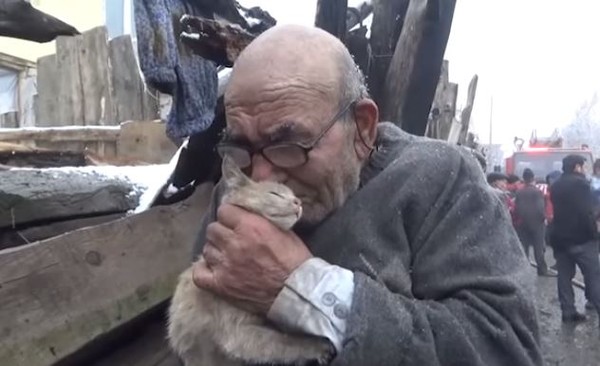 ▲83歲老爺爺家中突失火，見愛貓平安緊抱痛哭。（圖／翻攝自YouTube／Ayrintili Haber）
