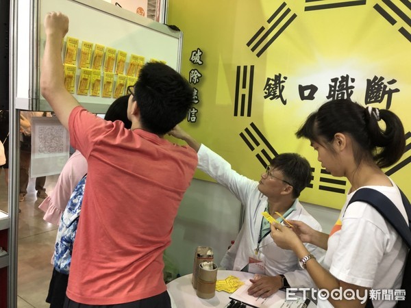 年輕媽中風右手癱　「多功能料理板」讓她再度溫暖家人胃。（圖／中華民國職能治療師全國聯合提供）