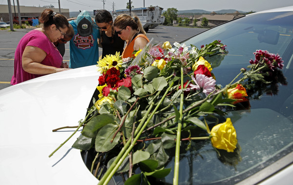 ▲▼ 美國密蘇里州發生觀光鴨子船翻覆意外，造成17人死亡。民眾在罹難者車輛旁獻花哀悼。（圖／達志影像／美聯社）