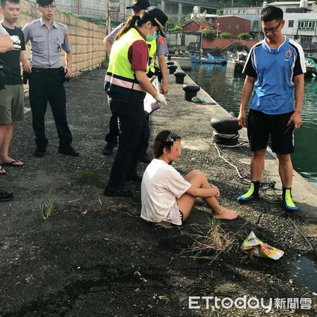 ▲▼ 黃女駕賓士S450到基隆外木山漁港散心，最後竟然連人帶車衝入港內。（圖／記者吳欣晏翻攝）