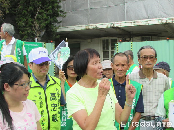 ▲公投案領銜人紀政女士、成大梁文韜教授等人，一同呼籲台南市民投入公投連署運動，捍衛台灣選手站上國際的權益與尊嚴。 （圖／基進黨台南黨部提供）