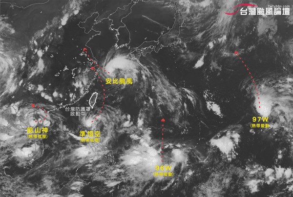 ▲▼台灣防護罩！太平洋生5顆擾動　準悟空「颱風包夾」1天轉彎閃過門。（圖／NCDR、翻攝台灣颱風論壇、日本氣象廳、NOAA、typhoon2000）