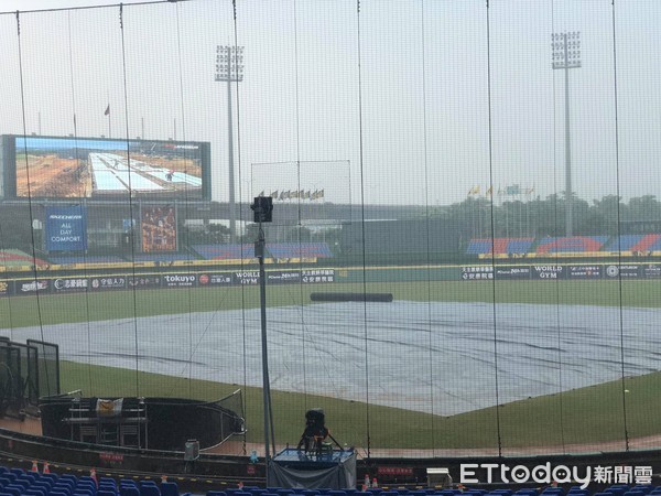 ▲台中洲際球場下午2時下起大雨 。（圖／記者王真魚攝）