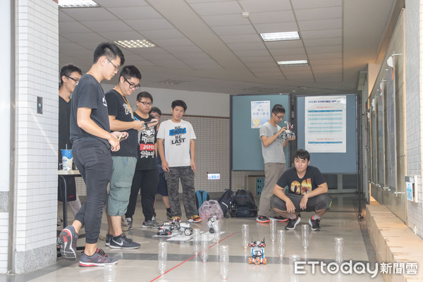 ▲「2018南科嘉藥耀AI機器人大賽」在嘉南藥理大學盛大登場，有來自全台各縣市逾300位師生組成50團隊同台競技一較高下。（圖／嘉藥提供，下同）