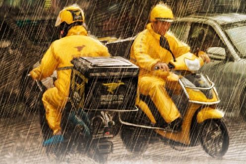 ▲冒雨送餐的外送員。（圖／翻攝自美團官方微博）