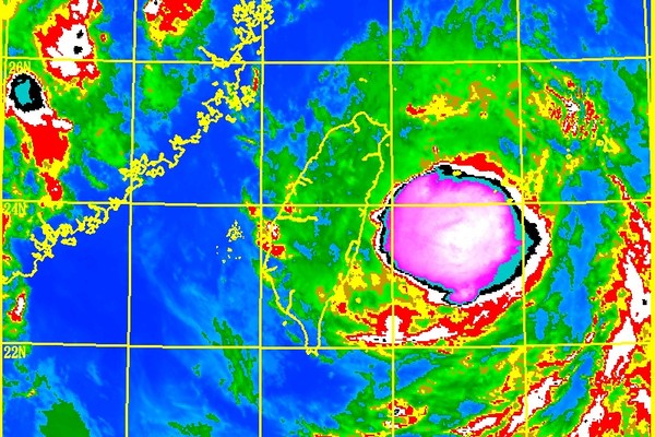 ▲▼準悟空對流爆發「露大肚」！成颱最後機會　甩尾掃雨全台。（圖／中央氣象局）